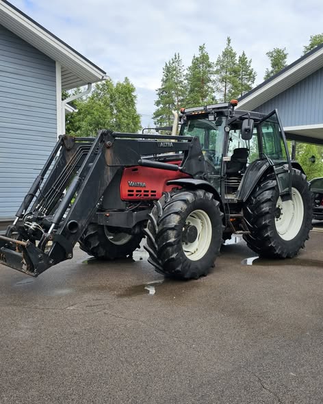 Valtra 8450 -traktori uudelleenmaalauksen jälkeen
